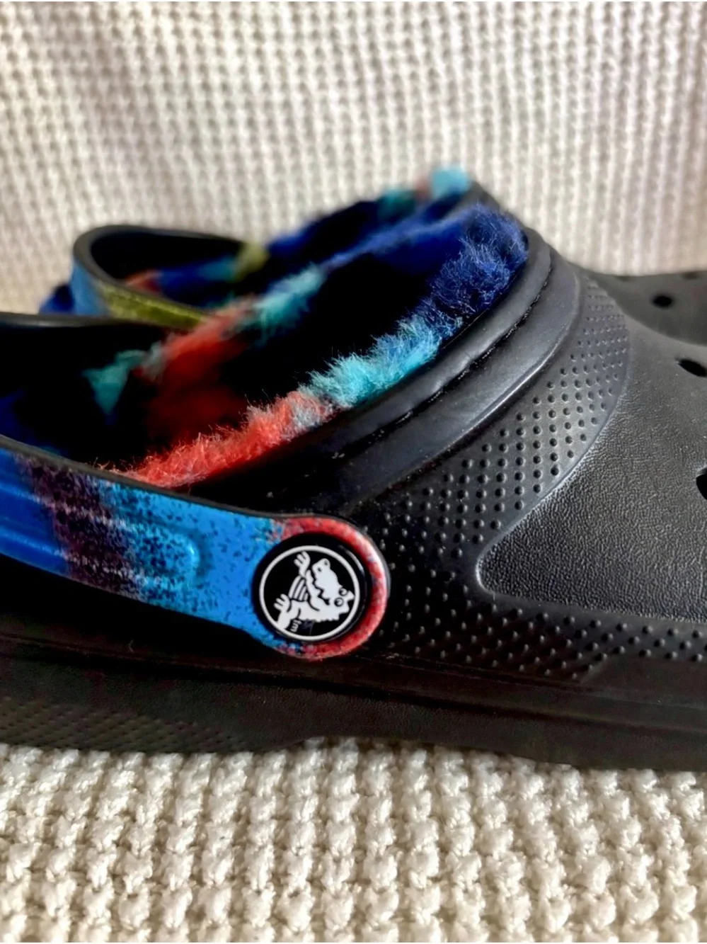 Crocs Kids 4 Black Lined Clogs – Rainbow Fuzzy Interior - Picture 9 of 11